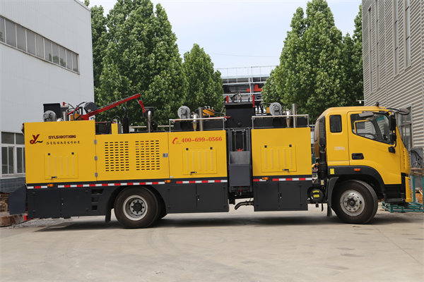 路面综合养护车