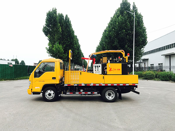 路面综合养护车