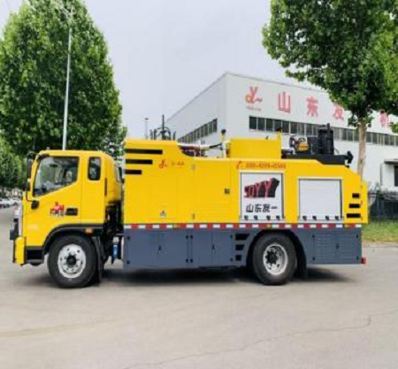路面综合养护车